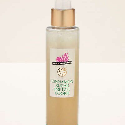 Парфумований спрей для тіла з шиммером Bath & Body Works Cinnamon Sugar Pretzel Cookie, 146 мл