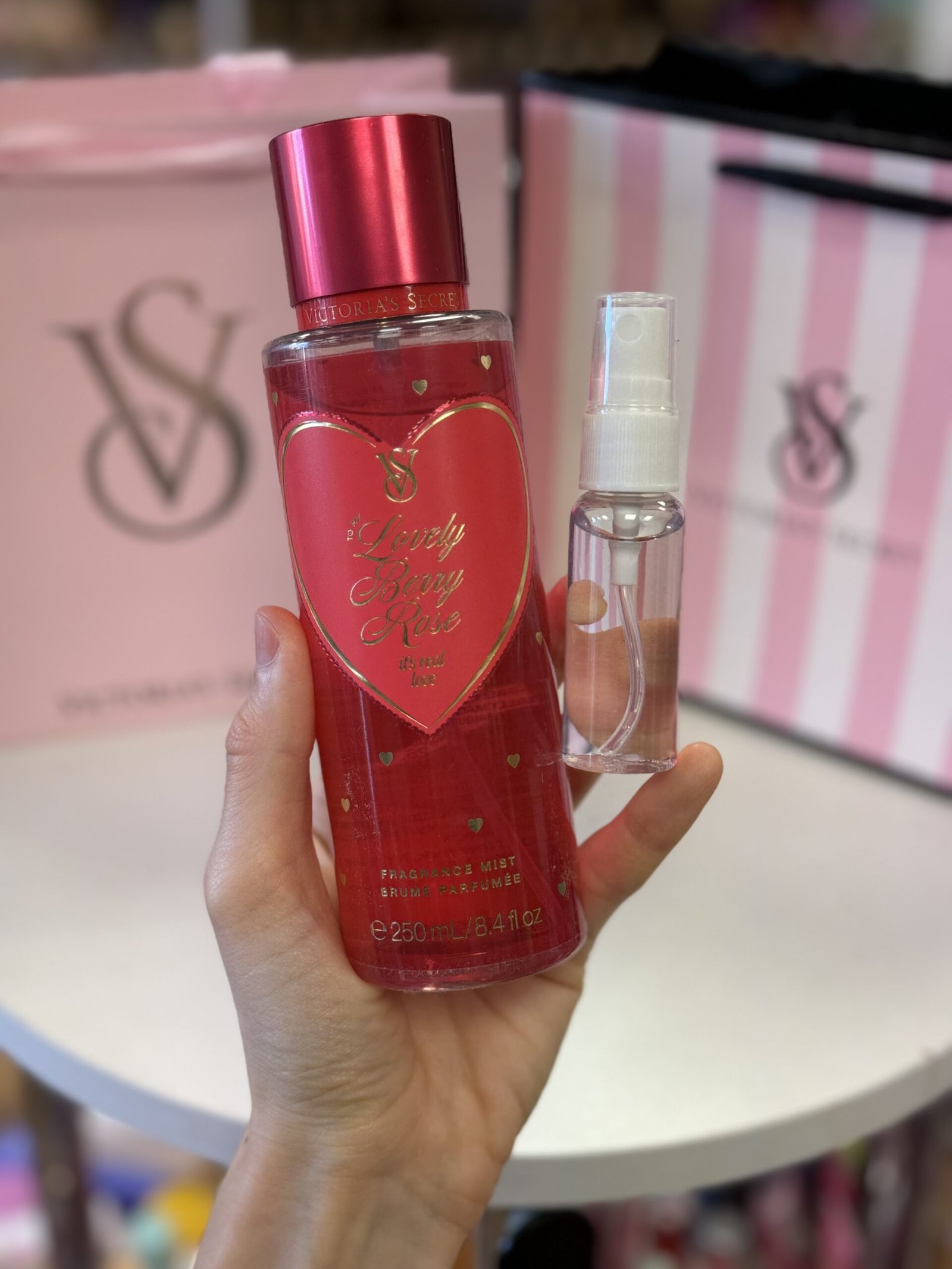 Парфумований спрей для тіла (розпив) Victoria's Secret Lovely Berry Rose, 20 мл